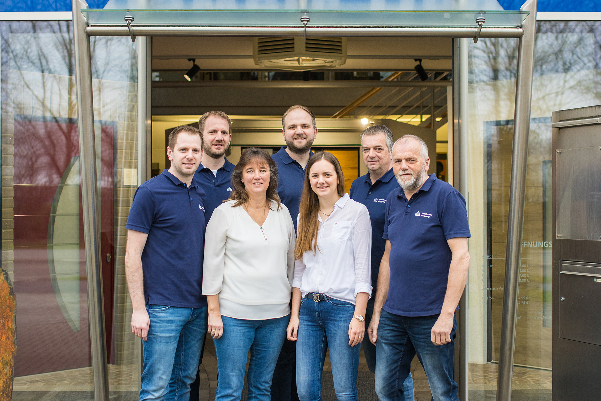 Gruppenfoto der Familie Knipping vor dem Firmengebäude – die Familienmitglieder stehen gemeinsam für Tradition, Handwerk und Qualität bei Fensterbau Knipping.
