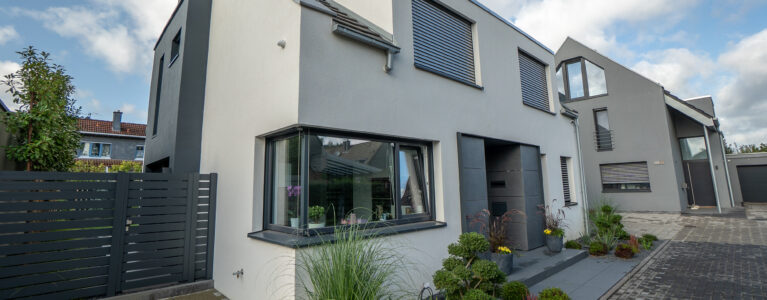 Zeitgemäßes Einfamilienhaus mit hochwertigen Fensterlösungen